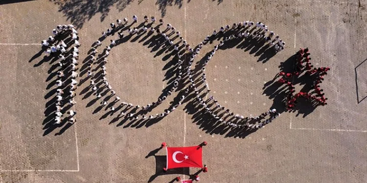 Öğrencilerden 100. yıl koreografisi