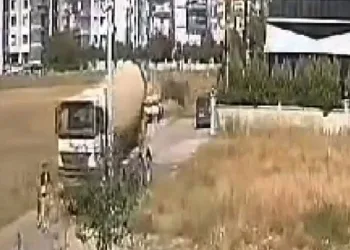 Anne ve küçük çocuğu beton mikserinin altında kaldı