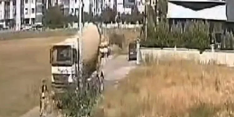 Anne ve küçük çocuğu beton mikserinin altında kaldı