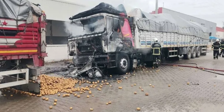 Patates yüklü tırın kupası yanarak küle döndü