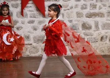 Geri dönüşüm malzemelerinden defile sergiledi