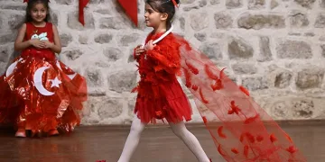 Geri dönüşüm malzemelerinden defile sergiledi