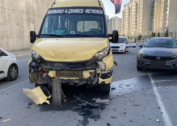 Yolcu minibüsü otomobile çarptı
