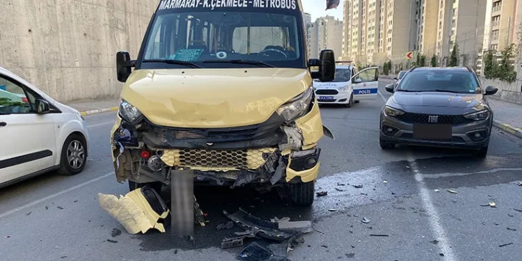 Yolcu minibüsü otomobile çarptı