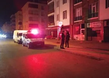 Ev motosiklet ile gelen şahıslar tarafından kurşunlandı