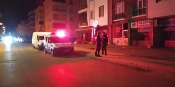 Ev motosiklet ile gelen şahıslar tarafından kurşunlandı