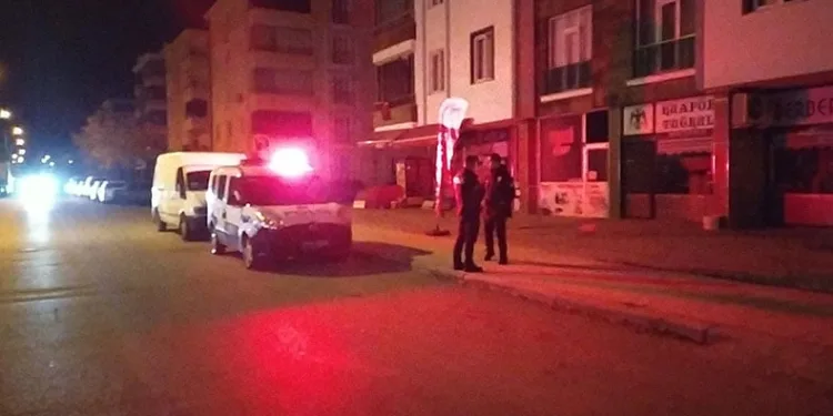 Ev motosiklet ile gelen şahıslar tarafından kurşunlandı