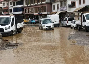 Sağanak yağış taşkınlara ve göçüklere neden oldu