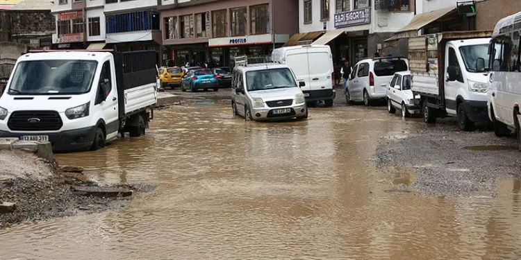 Sağanak yağış taşkınlara ve göçüklere neden oldu