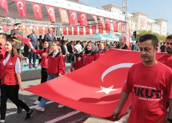 Depremin merkez üssünde 100. yıl coşkusu
