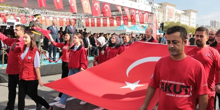 Depremin merkez üssünde 100. yıl coşkusu