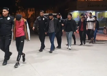 Bursa’da bir binada 50 göçmen yakalandı