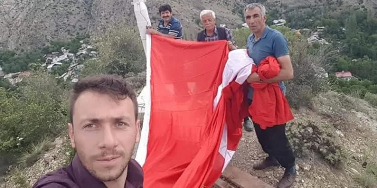 Bayrak Adam: Feyzullah Coşkun