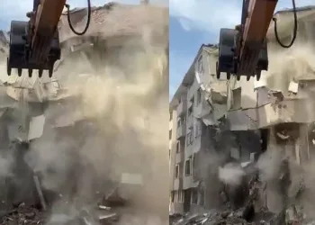 Ağır hasarlı bina korna sesi ile yıkıldı