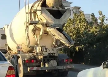 Asfalt yola çimento döktü