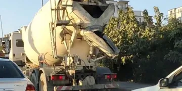 Asfalt yola çimento döktü