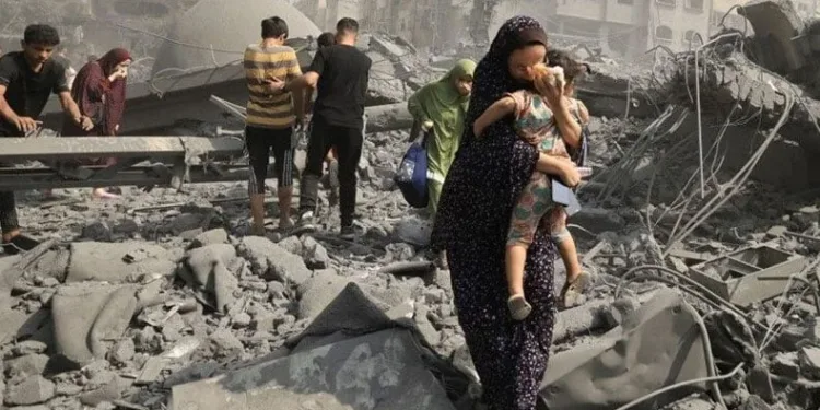 Cansız bedenler arasında ailesini aradı