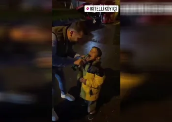 Küçük çocuğa alkol içirip video çektiler