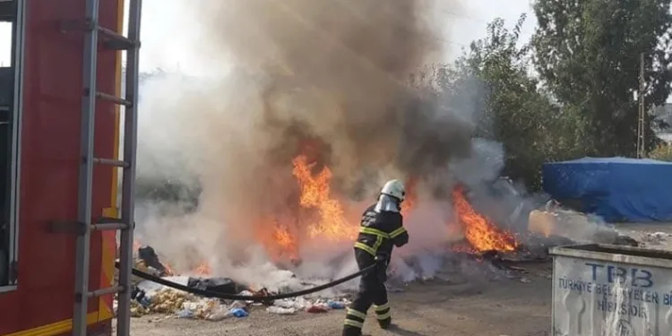 İskenderun ilçesi sanayi sitesinde çöp yangını