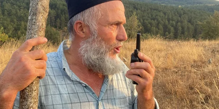 Birbirleriyle telsizle iletişim kuruyor