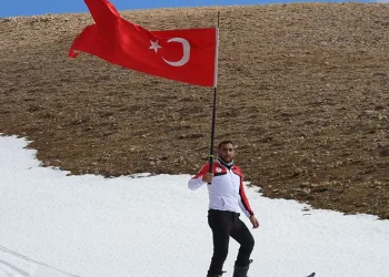 3 bin 250 rakımda Türk bayrağı