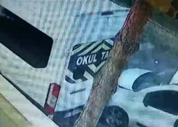 Öğrenci servisine çarpıp kaçtı