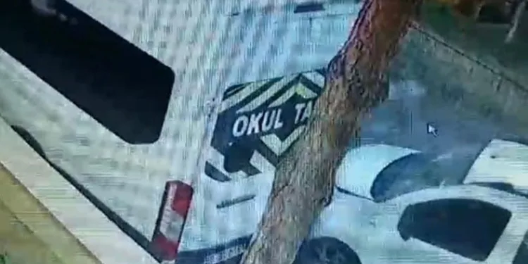 Öğrenci servisine çarpıp kaçtı