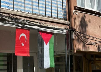 Filistin’e destek için balkonuna bayrak astı