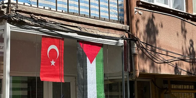 Filistin’e destek için balkonuna bayrak astı