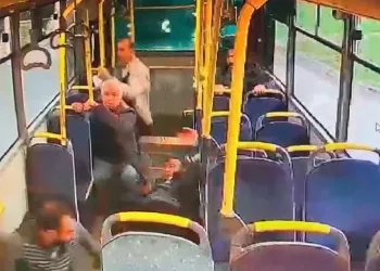 Halk otobüsü ile işçi servisi çarpıştı