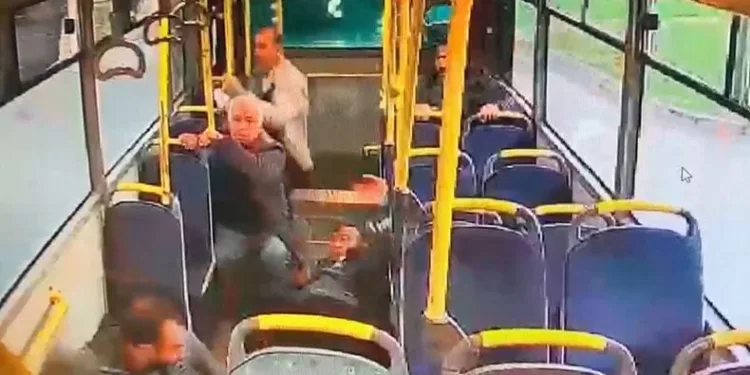 Halk otobüsü ile işçi servisi çarpıştı