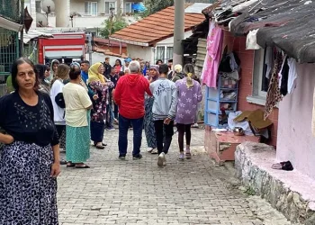 Yangını gören mahalleli sokağa döküldü