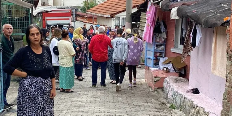 Yangını gören mahalleli sokağa döküldü