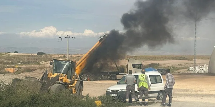 Elektrik tellerine çarpan kamyon alevlere teslim oldu