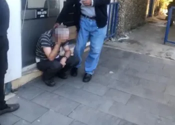 Tacizciyi yaka paça polise teslim ettiler