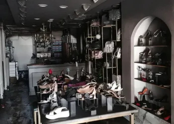 İş yerinin yandığını gören kadın fenalık geçirdi
