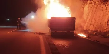 Kereste yüklü tır yandı