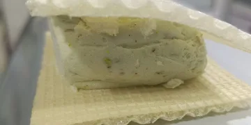 Siirt fıstığından yapılan dondurma ilgi görüyor
