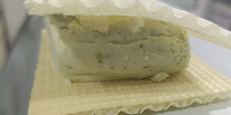 Siirt fıstığından yapılan dondurma ilgi görüyor