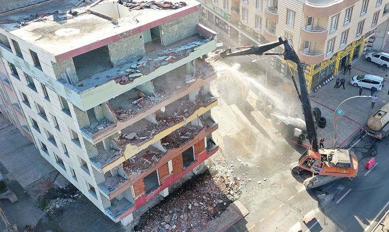 Körfez'de 5 katlı riskli bina yıkıldı