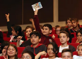 Öğrenciler okudukları kitabın yazarıyla buluştu