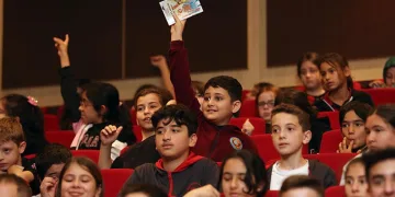 Öğrenciler okudukları kitabın yazarıyla buluştu