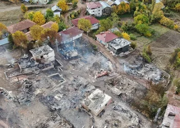 47 evin küle döndüğü yangın havadan görüntülendi