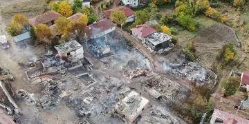 47 evin küle döndüğü yangın havadan görüntülendi