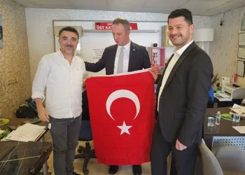 Zonguldak’ta 2 bin adet bayrak dağıtıldı