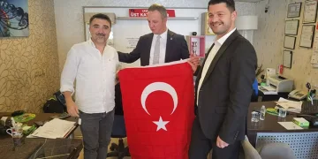 Zonguldak’ta 2 bin adet bayrak dağıtıldı