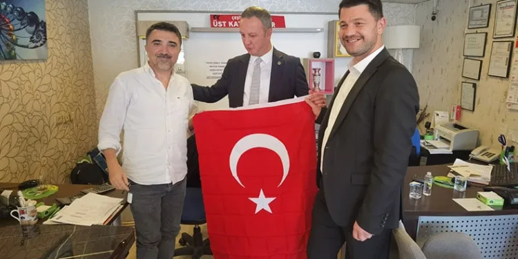 Zonguldak’ta 2 bin adet bayrak dağıtıldı