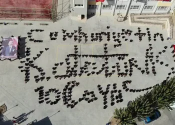 Liseliler Atatürk’ün imzasını çizdi