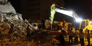Yıkım esnasında bina çöktü