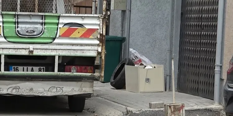 Evin önünde araç lastiğini ateşe verdi